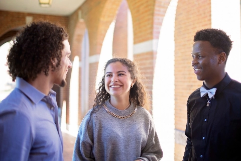 three students talking DR09292022639