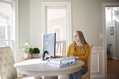 student on computer DR11092022615