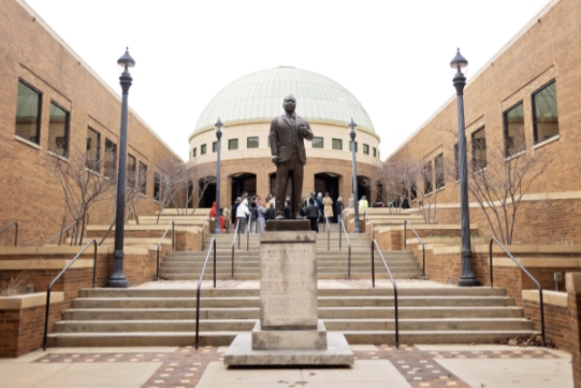 King statue1