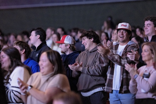 Samford-convocation-attendees-applaud.jpg