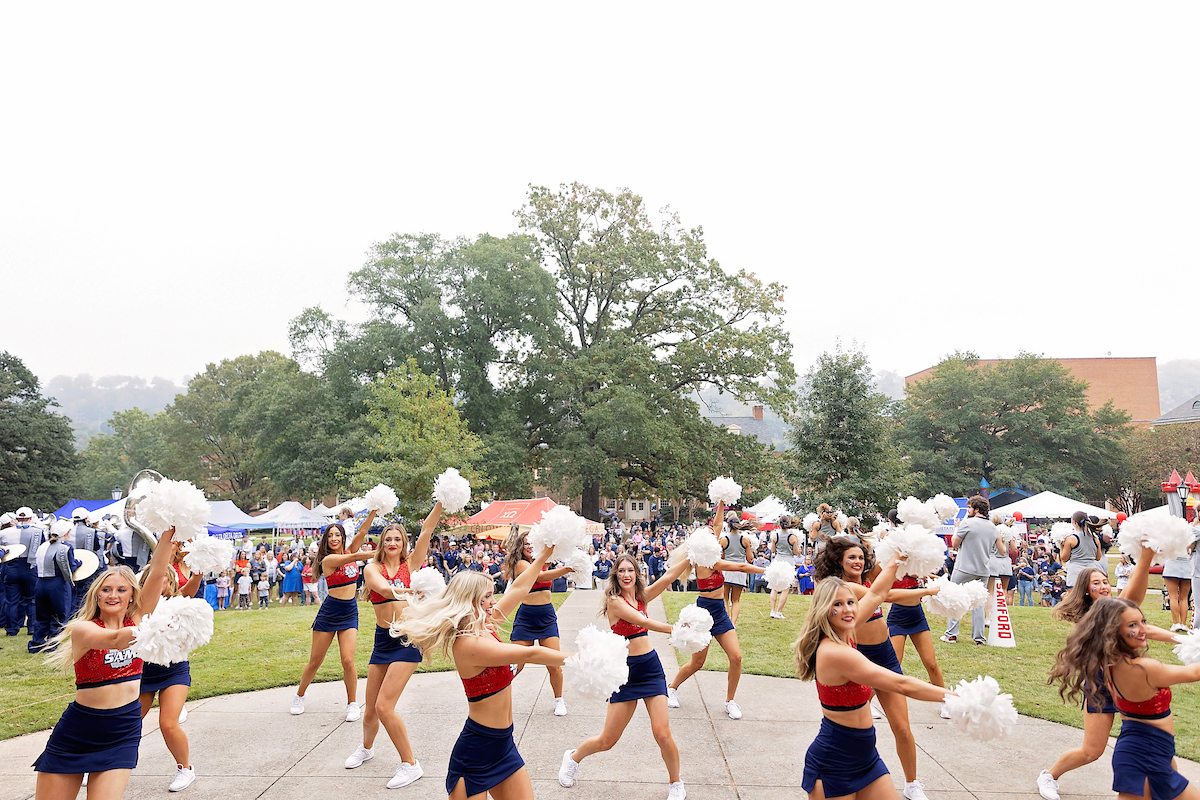 homecoming cheerleaderes