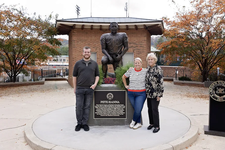 Pete Hanna family members at statue dedication