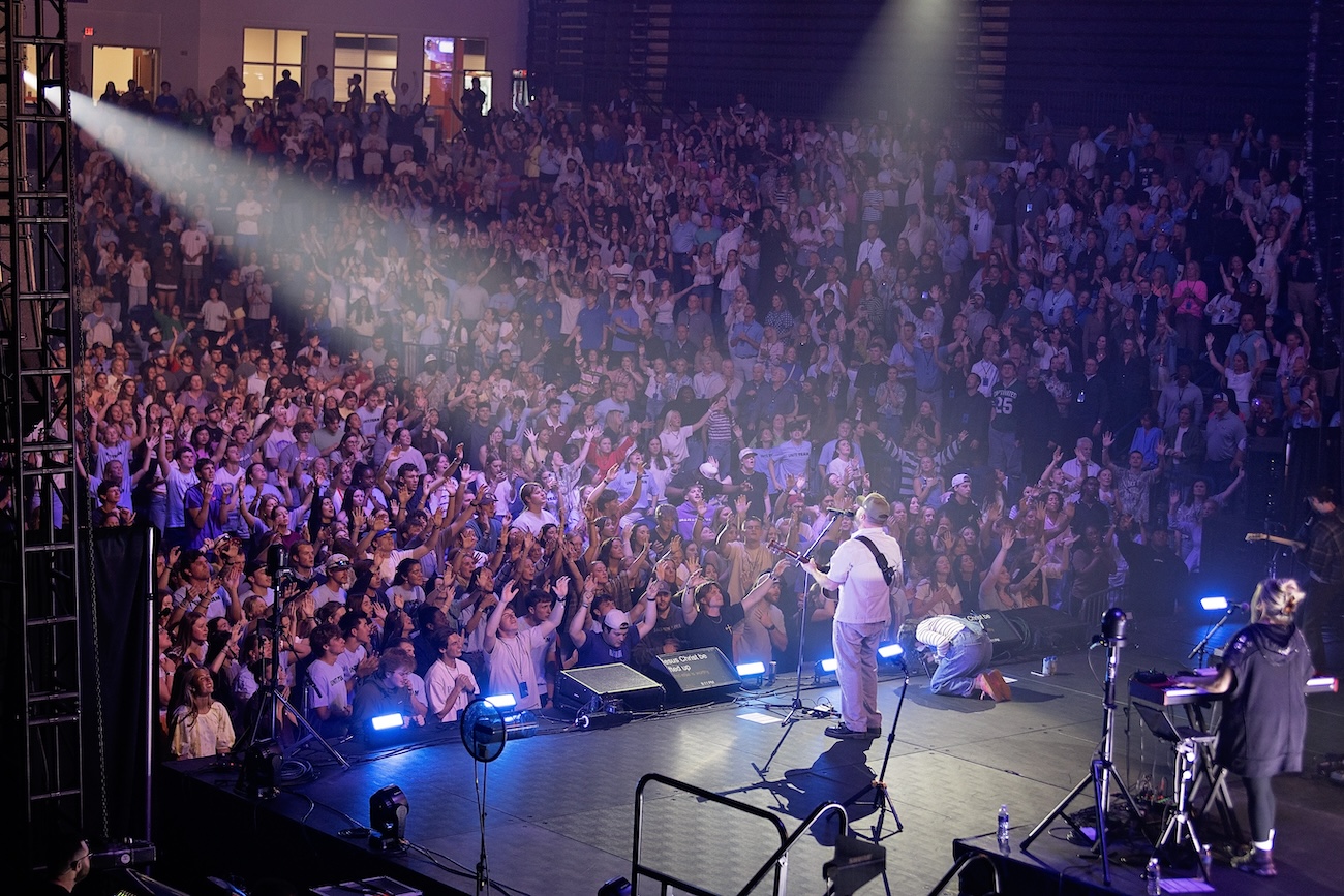 Unite Samford Kari Jobe Kneels on Stage