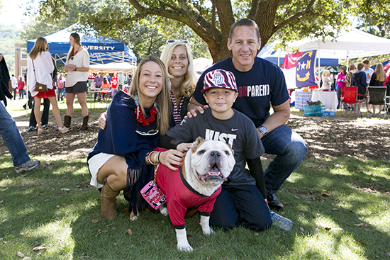 Family Weekend family with bulldog