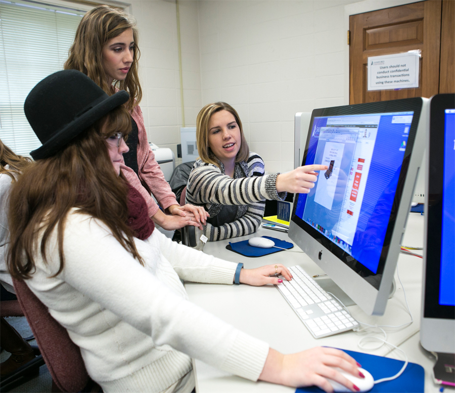 JMC students at computer