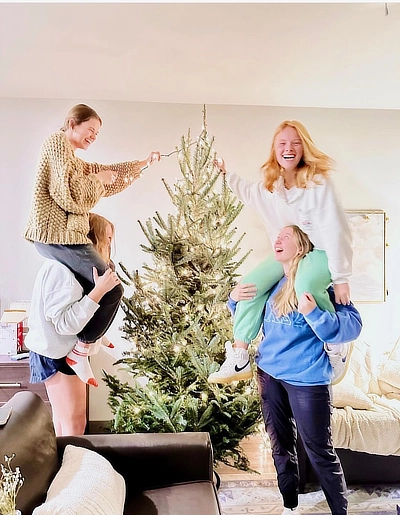 four female students with christmas tree