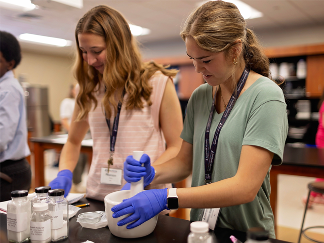 pharmacy camp students in compounding lab