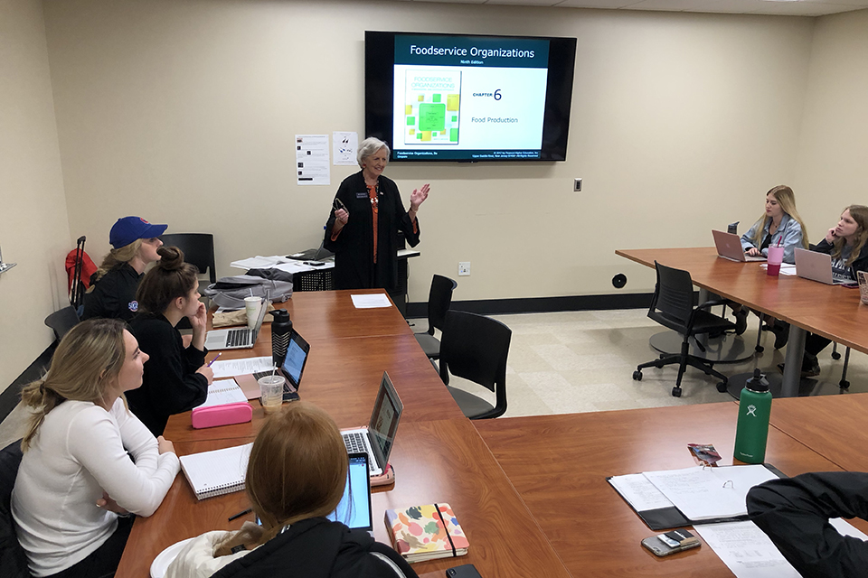 Linda Godfrey teaching a nutrition class.