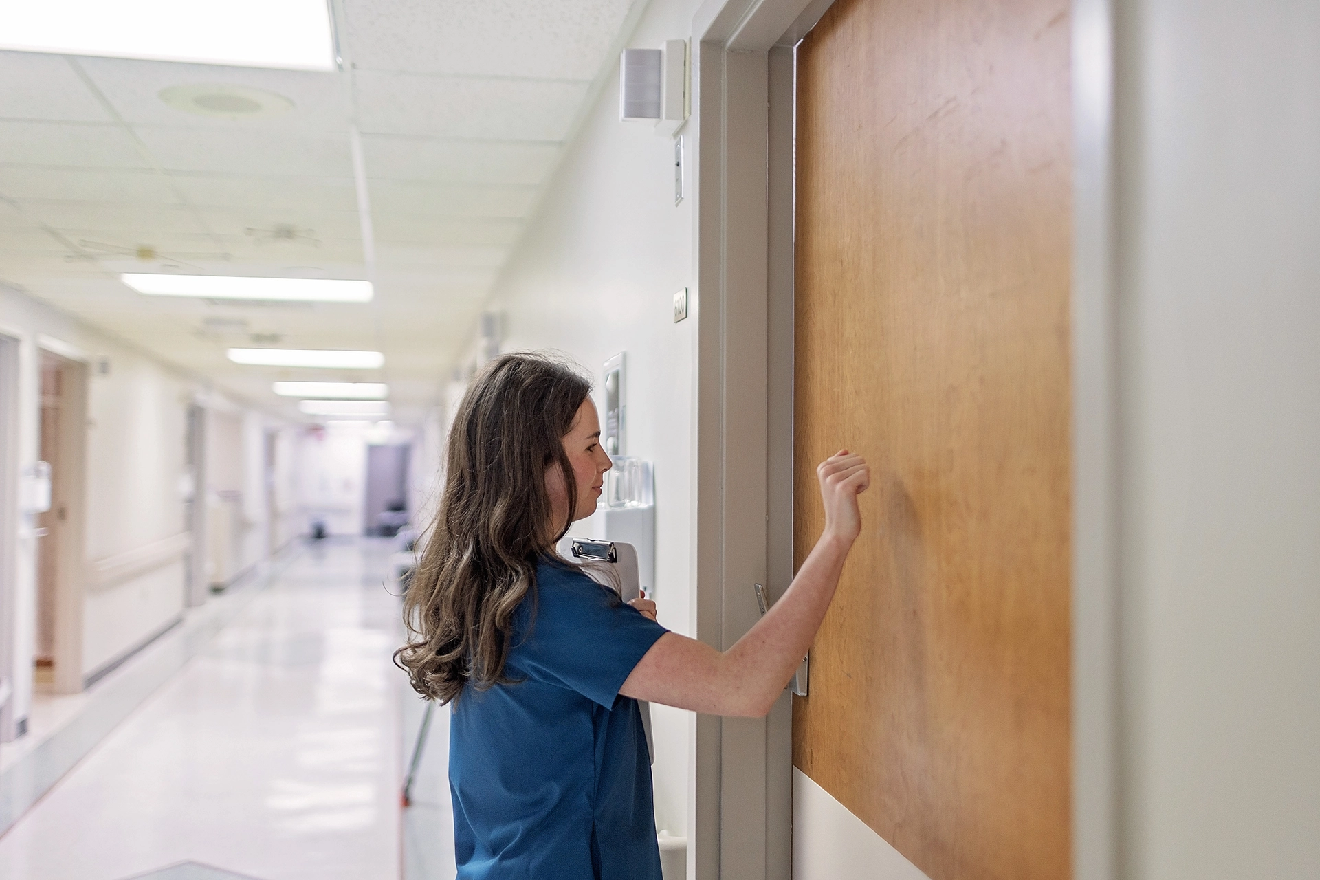 female-dietician-knocking-on-hospital-door-copy.webp